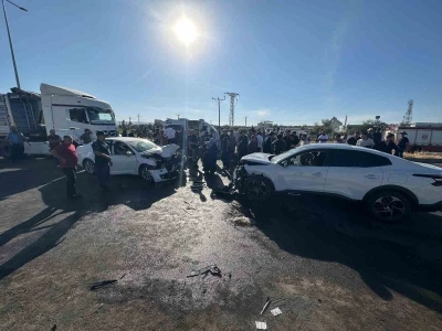 Diyarbakır’da otomobiller çarpıştı: 8 yaralı
