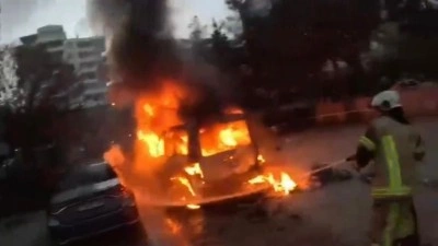 Diyarbakır'da park halindeki ara&ccedil; alev alev yandı