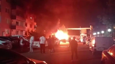 Diyarbakır’da park halindeki araç alev topuna döndü
