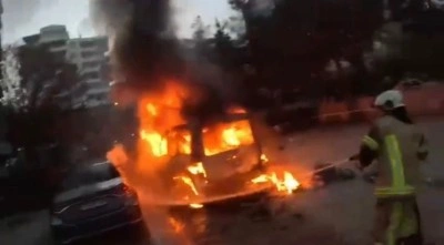 Diyarbakır&rsquo;da park halindeki ara&ccedil;ta &ccedil;ıkan yangın kamerada