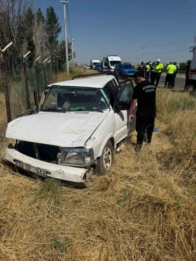 Diyarbakır&rsquo;da pikap yoldan &ccedil;ıkıp takla attı: 7 yaralı
