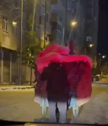 Diyarbakır&rsquo;da polisten y&uuml;rekleri ısıtan g&ouml;r&uuml;nt&uuml;
