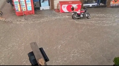 Diyarbakır’da sağanak caddeleri göle çevirdi
