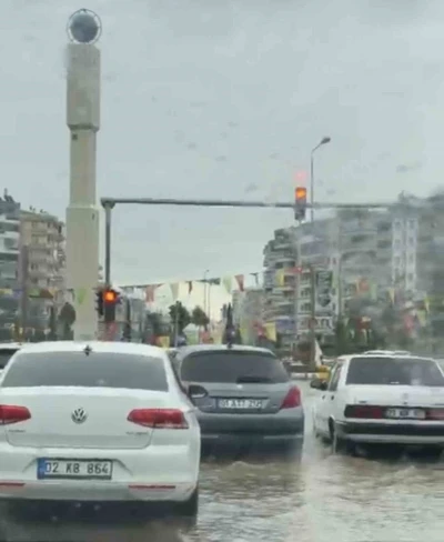 Diyarbakır&rsquo;da sağanak nedeniyle cadde ve sokaklar adeta g&ouml;le d&ouml;nd&uuml;

