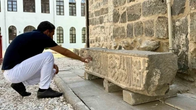 Diyarbakır’da Saint George Kilisesi’nin hiçbir zaman hamam olarak kullanılmadığını ispatlayan kitabe ortaya çıktı

