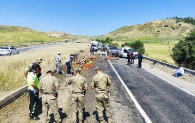 Diyarbakır&rsquo;da sebze y&uuml;kl&uuml; kamyonetin tekeri patladı: Kasadan savrulan &uuml;r&uuml;nler yolu trafiğe kapattı
