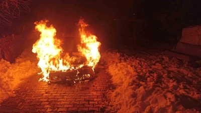 Diyarbakır&rsquo;da seyir halindeki ara&ccedil; alev topuna d&ouml;nd&uuml;
