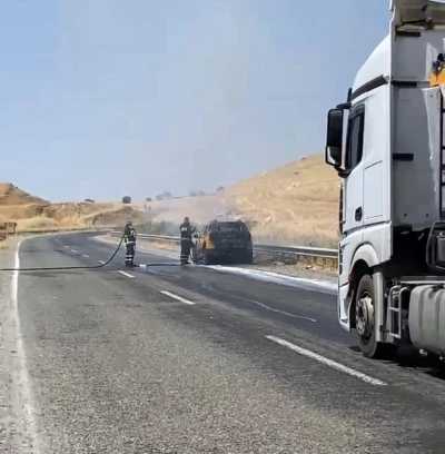 Diyarbakır’da seyir halindeki araç yandı
