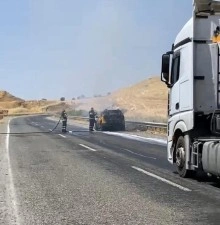 Diyarbakır’da seyir halindeki araç yandı