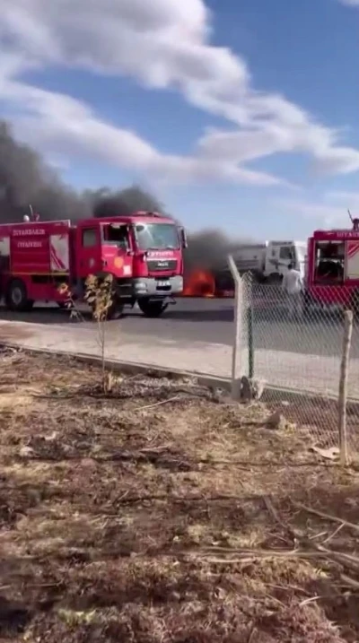Diyarbakır’da seyir halindeki kamyon alev aldı
