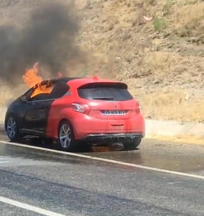 Diyarbakır’da seyir halindeki otomobil alevlere teslim oldu
