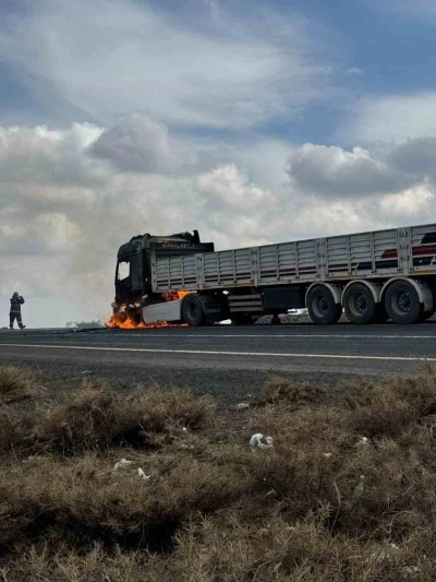 Diyarbakır&rsquo;da seyir halindeki tır alev aldı
