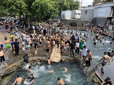 Diyarbakır&rsquo;da sıcağı g&ouml;ren &ccedil;ocuklar Anzele&rsquo;ye koştu
