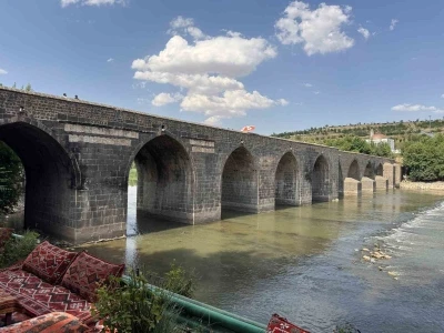 Diyarbakır&rsquo;da sıcaklığın 40 dereceyi bulmasıyla tarihi mekanlar boş kaldı
