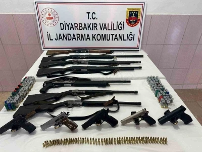 Diyarbakır&rsquo;da silah ka&ccedil;ak&ccedil;ılarına darbe
