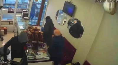 Diyarbakır&rsquo;da silahla kuyumcu soygunu kamerada: Yaklaşık 1,5 kilo altın &ccedil;alıp kayıplara karıştılar
