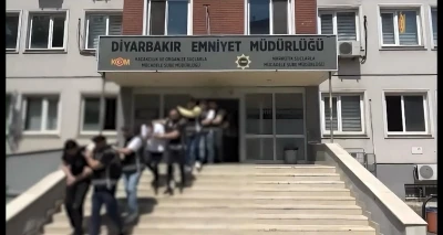 Diyarbakır&rsquo;da silahlı su&ccedil; &ouml;rg&uuml;t&uuml; şebekesi &ccedil;&ouml;kertildi: 40 g&ouml;zaltı
