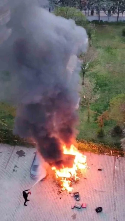 Diyarbakır&rsquo;da site i&ccedil;inde korkutan yangın: Alevler metrelerce y&uuml;kseldi, binadakiler tahliye edildi
