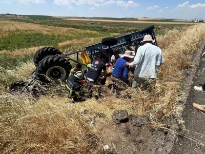 Diyarbakır&rsquo;da takla atan trakt&ouml;r&uuml;n altında kalan s&uuml;r&uuml;c&uuml;s&uuml; yaralandı
