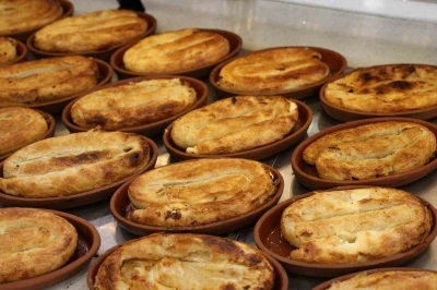 Diyarbakır&rsquo;da tandırda &ccedil;&ouml;mleklerde pişirilen yeni lezzet b&ouml;rek talep g&ouml;r&uuml;yor
