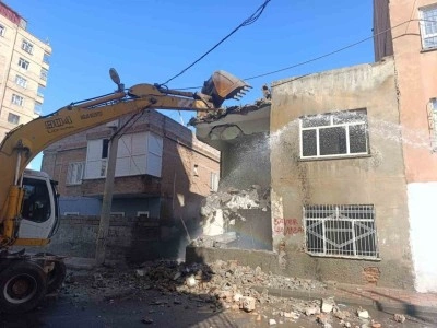 Diyarbakır&rsquo;da tehlike sa&ccedil;an metruk yapılar yıkılıyor