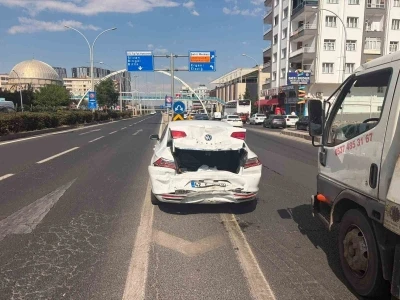 Diyarbakır&rsquo;da trafik kazası: 7 aylık hamile s&uuml;r&uuml;c&uuml; şoka girdi
