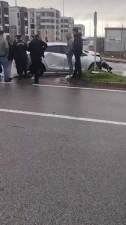 Diyarbakır&rsquo;da trafik kazası: Ara&ccedil; ref&uuml;je &ccedil;arparak durabildi