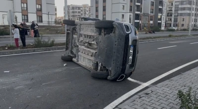 Diyarbakır’da trafik kazası: Araç yan yattı, 2 kişi yaralandı
