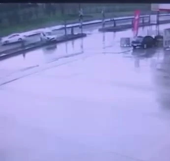 Diyarbakır&rsquo;da trafik kazası g&uuml;venlik kamerasına yansıdı
