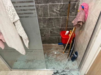 Diyarbakır’da üzerine duş kabini düşen kadın hastanelik oldu
