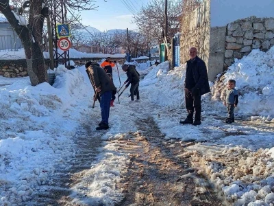 Diyarbakır&rsquo;da vatandaşlar karla kapanan yolları kendi imkanları ile a&ccedil;tı
