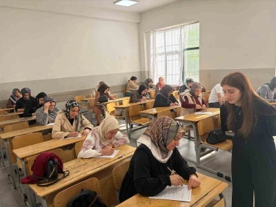 Diyarbakır&rsquo;da veliler okudukları kitaptan sınava tabii tutuldu
