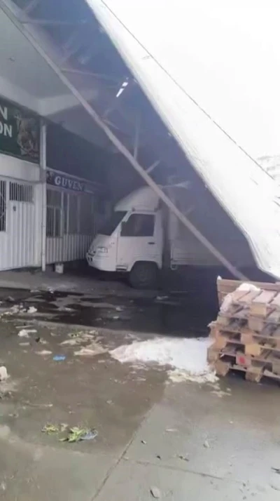 Diyarbakır&rsquo;da yoğun kar &ccedil;atıları devirdi
