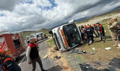Diyarbakır&rsquo;da yolcu otob&uuml;s&uuml; devrildi: 1 &ouml;l&uuml;, 13 yaralı
