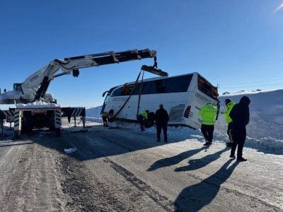 Diyarbakır&rsquo;da yolcu otob&uuml;s&uuml; devrildi: 6 yaralı