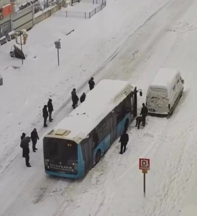 Diyarbakır&rsquo;da yolda kalan halk otob&uuml;slerini vatandaşlar itti

