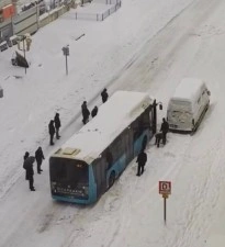 Diyarbakır&rsquo;da yolda kalan halk otob&uuml;slerini vatandaşlar itti