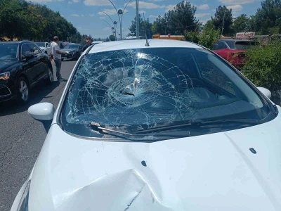 Diyarbakır&rsquo;da yolun karşısına ge&ccedil;meye &ccedil;alışan şahsa araba &ccedil;arptı

