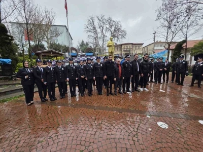 Diyarbakır&rsquo;da y&uuml;rek ısıtan g&ouml;r&uuml;nt&uuml;: Vatandaşlar yağmurda ıslanan polislere şemsiye tuttu
