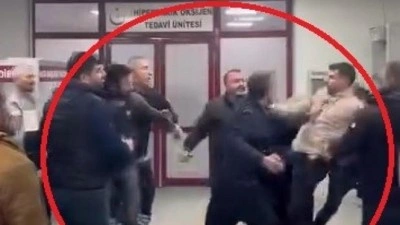 Diyarbakır'daki hastanenin acil servisinde bı&ccedil;aklı, tekmeli ve yumruklu kavga: 1 yaralı