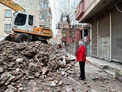 Diyarbakır&rsquo;daki metruk binaların yıkımına devam ediliyor
