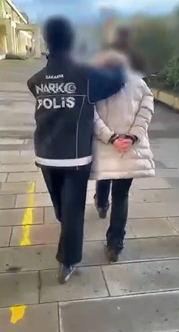 Diyarbakır&rsquo;dan İstanbul&rsquo;a uyuşturucu taşıyan kadın Sakarya&rsquo;da yakalandı

