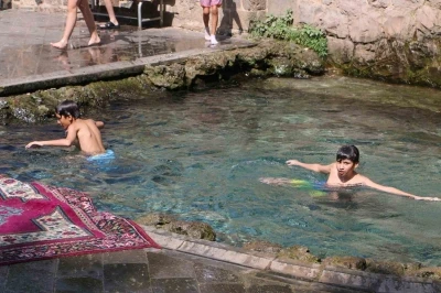 Diyarbakırlı çocuklar yataktan kalkıp süs havuzuna koşuyor

