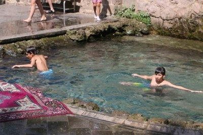 Diyarbakırlı çocuklar yataktan kalkıp süs havuzuna koşuyor