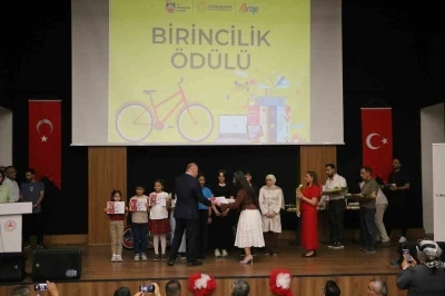 Diyarbakırlı &ouml;ğrenciler &ouml;d&uuml;llerini aldı

