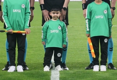 DMD kas hastası minik Mehmet i&ccedil;in Konyaspor-Fenerbah&ccedil;e ma&ccedil;ının seremonisinde farkındalık oluşturuldu
