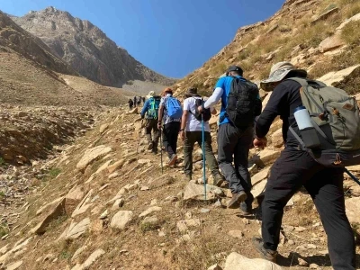 Doğaseverler, Gevaş-Bahçesaray arasında 20 kilometrelik tarihi kervan yolunda yürüdü
