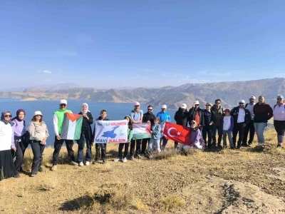 Doğaseverler Van Gölü için 8 kilometre yürüdü
