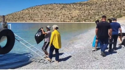 Doğaseverler Van Gölü sahilinde çöp topladı
