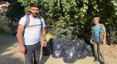 Doğaseverlerden piknikçilere tepki: Kaval Şelalesi’nde 13 torba çöp toplandı
